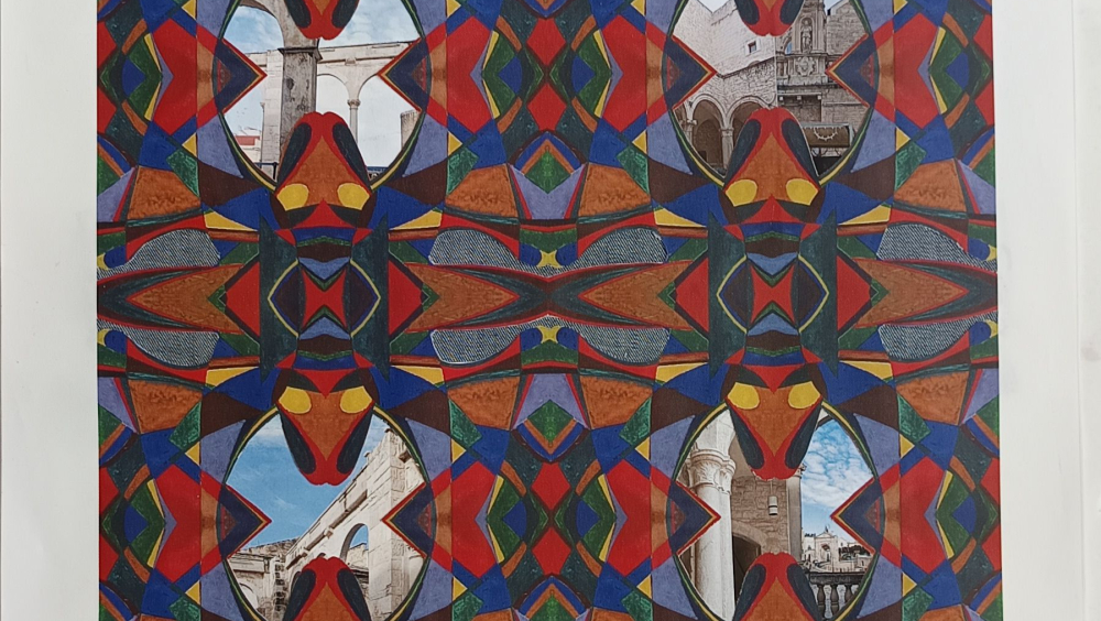 Dettagli dell’architettura di Palazzo Sylos Calò compaiono entro le maglie di una texture ispirata ai motivi grafici e lineari di un’opera di Giacomo Balla (Ritmi dinamici curvilinei e scattanti) presente nel museo.