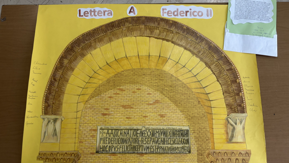 Il cartellone, realizzato dai bambini, raffigura l'arco del palazzo imperiale di Federico II.