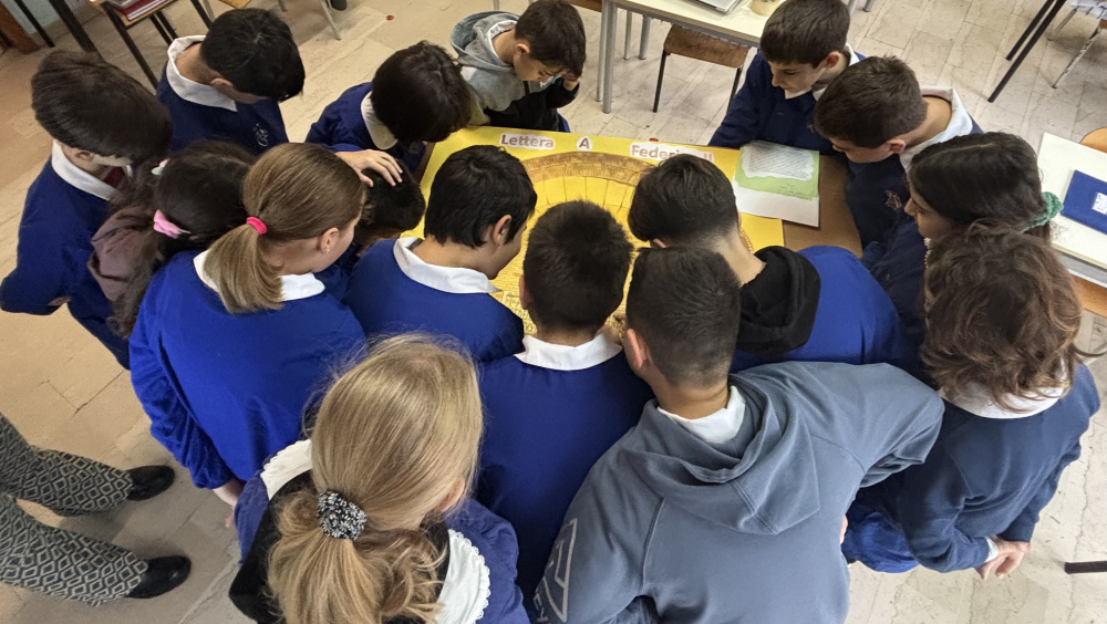 Foto di gruppo della IV A che osserva il cartellone realizzato tutti insieme.