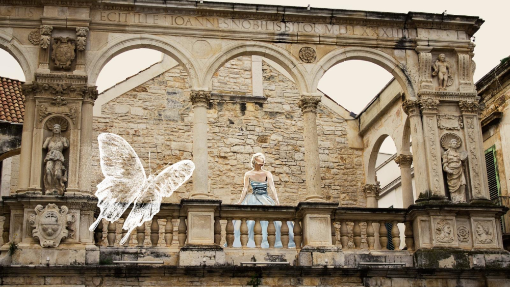 Loggia di Palazzo Sylos con figura femminile e farfalla