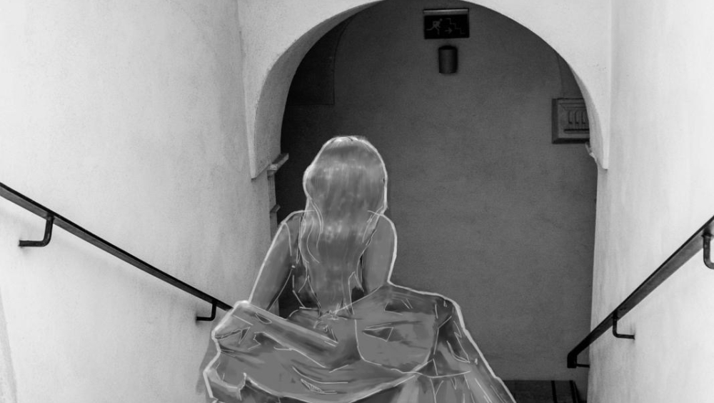 Figura femminile che scende una scala