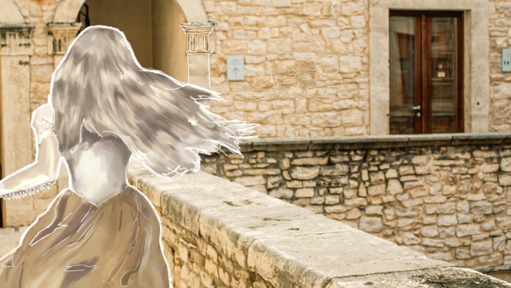 Figura femminile percorre una terrazza di Palazzo Sylos