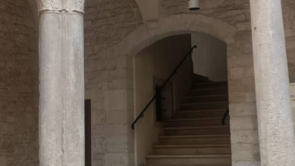 Cortile rinascimentale con fanciulla seduta