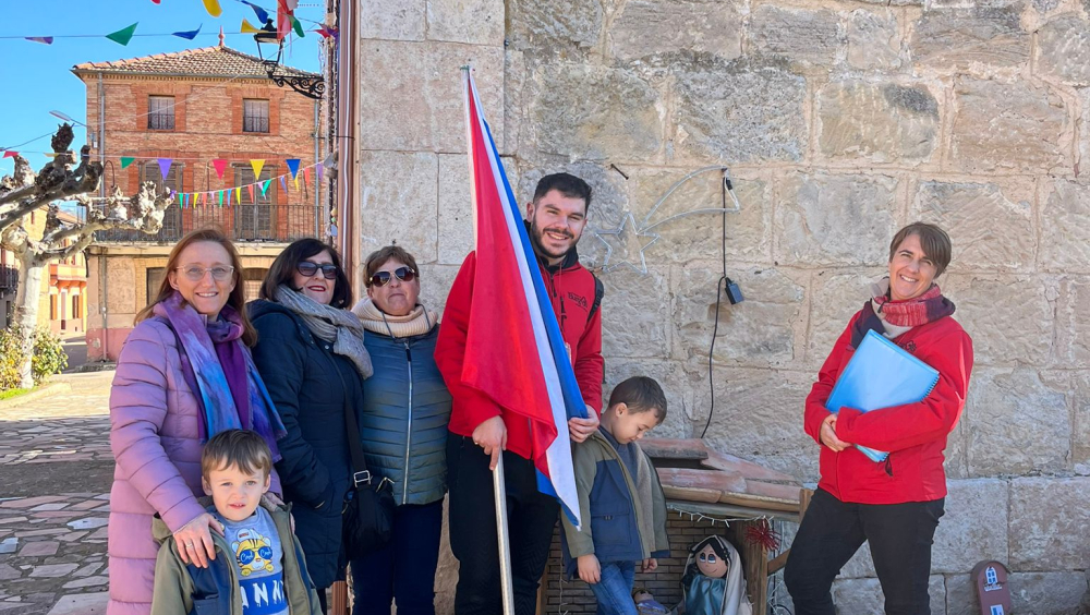 Foto de los asistentes a la visita del proyecto "¿Te enseño mi pueblo?" en Berlangas de Roa el pasado 14 de diciembre, junto a los dos voluntarios que enseñan la localidad.