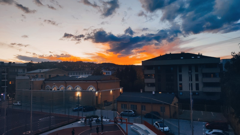Pogled sa balkona na Sokolski dom u Banjoj Luci, istorijsku zgradu izgrađenu u prvoj polovini 20. vijeka, koja se i danas koristi za sportske aktivnosti djece i omladine.