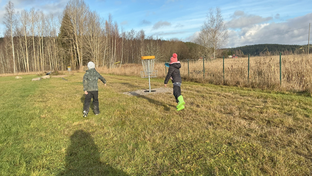 Pidämme frisbeegolfin pelaamisesta paljon. Kutsumme toisia luokkia kanssamme pelaamaan.