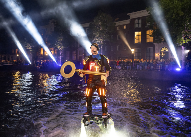 Flyboard-artiest-met-gouden-sleutel-Foto-Jurgen-Huiskes