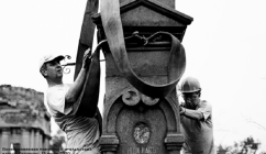 Photo: volunteers Andrii NIkiforenko (L) and Aleksandr Shpotakovsky (R) restore the monument of Italian merchants Galleano, 2020 (Andrii was killed by Russian bombs in spring 2022) © Arxi-Misto 