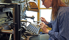 Type setting (credit, Pressemuseet Fjeld-Ljoms Venner)