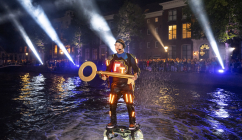 Flyboard-artiest-met-gouden-sleutel-Foto-Jurgen-Huiskes