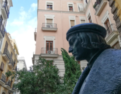 Luis Vives sculpture in Margarita de Valladaura square, the starting point of the itinerary.
