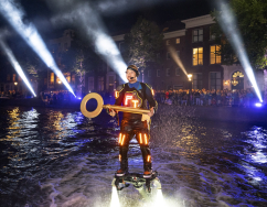 Flyboard-artiest-met-gouden-sleutel-Foto-Jurgen-Huiskes