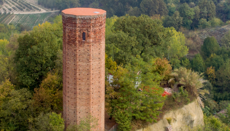 02 vista dall'alto della torre e dei resti del castello.jpg
