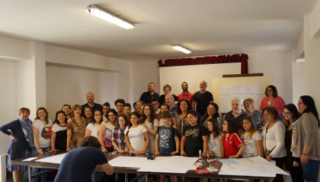 Langue, mémoire, paysage. Atelier tenu par Franco Arminio_Poèsie, chant, nature en langue maternelle au Lac des Deux Hommes à Guardia Piemontese (CS) lors du Festival des Reformes Culturelles, juin 2018. Photo de Silvia Pallini. Archives Centro Studi Sociolingua.