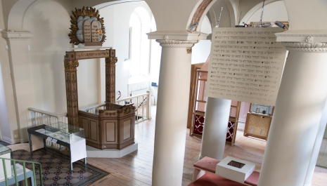 The lectern and preserved Bimah structure in the synagogue of Själagårdsgatan.