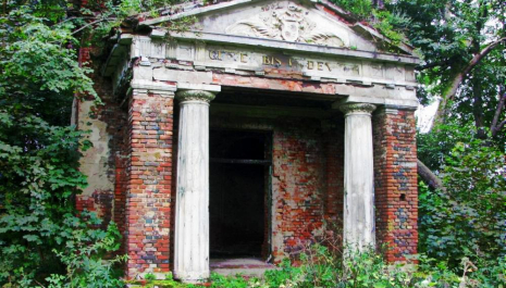 The mausoleum that M. von Engelhardt (1829-1949), owner of the De Brigen estate, ordered the construction for his wife Dorothea (1862-1898), who died suddenly. This mausoleum has survived to the present day. The author-architect is W. Neumann (1849-1919). This mansion is the birthplace of many generations who survived the 1 and 2 World War and the repression in Siberia, eventually returning to their places of origin.