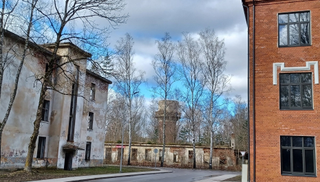 The bright barrack is abandoned, the red brick barrack is just renovated. There are ruined buildings in the middle: canteen with kitchen and water tower.