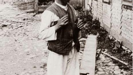 Hasidic Jew in the courtyard of the synagogue in Sighet (source: https://gallery.hungaricana.hu)