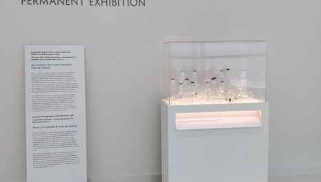 Introductory panel and window case at the entrance to the permanent exhibition featuring the concept of the pop-up display "There is no planet B"
