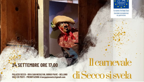 Nell'immagine si vede uno dei manichini che rappresenta il paiazo comeliano che sbuca da dietro una porta in legno del palazzo