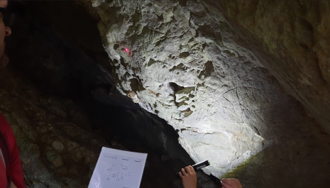 Visita al Abrigo de Santo Adriano y su arte rupestre.
