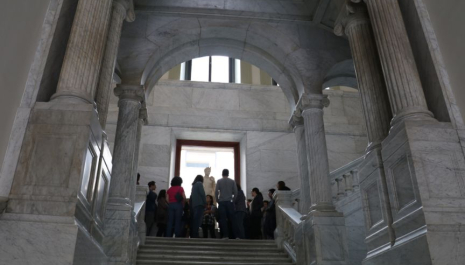 Escalera histórica del MAN con grupo de visitantes