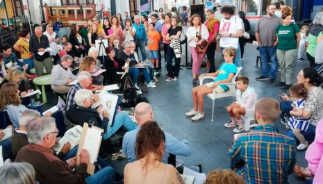 Personas siendo retratadas por un grupo de dibujantes