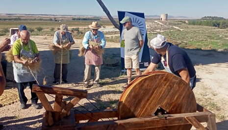 DEMOSTRACIÓN DE HILADA  y FABRICACIÓN DE ESTROPAJOS en MOLINO DE VIENTO "GORRINOS" - JORNADAS DEL ESPARTO, EL ROMERAL (TOLEDO)