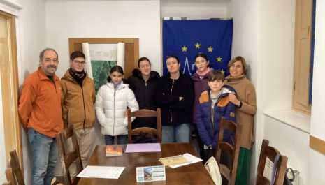 ToOdo el grupo de jóvenes con el alcaldey la mentora del proyecto en el ayuntamiento