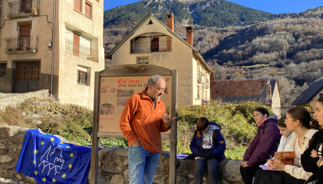 En el exterior del museo, el alcalde de San Juan de Plan nos narra, utilizando la fabla aragonesa, la leyenda sobre el origen de San Juan de Plan.