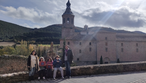 En el exterior del monasterio de Yuso