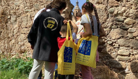 Observando el estado de conservación de la cerca del monasterio de Yuso