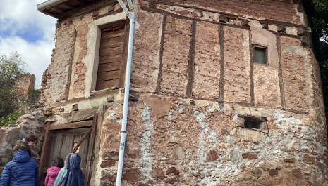 Observando un pajar construido con piedra, adobe, cal y madera.