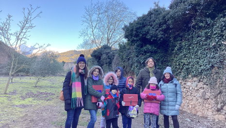 Los alumnos de la escuela de San Millán con sus profesoras y el mentor del proyecto junto a la cerca del Monasterio de Yuso. 