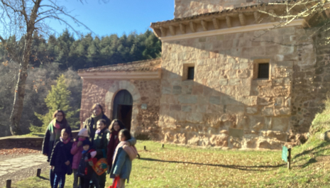En el exterior del monasterio de Suso