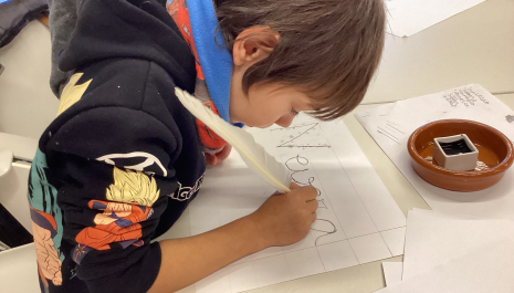 Abraham escribiendo con pluma la palabra nevera