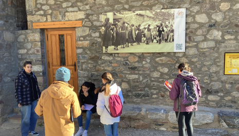 El equipo se reúne para decidir cómo organizar su recorrido siguiendo el itinerario de la exposición de fotografías antiguas.