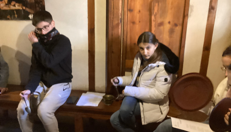 Aprendimos una canción tradicional en fabla aragonesa y aprendimos a hacer música con los utensilios de cocina. 