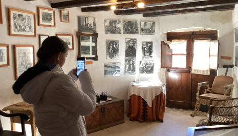 Haceindo una foto del espacio de la sala de estar. Objetos sorprendentes para nosotros como un teléfono fijo o una silla de barbero.
