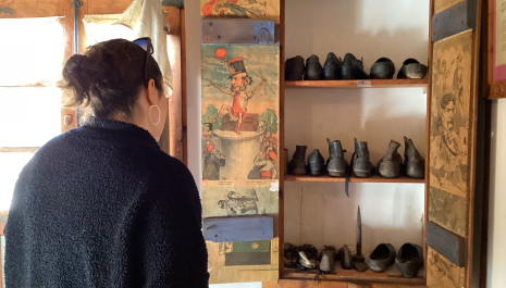 El museo era la antigua casa del cura (Mosén) quien forró las puertas del armario con páginas de la prensa gráfica de la época en la que, a través de caricaturas, nos habla de la actualidad política. 