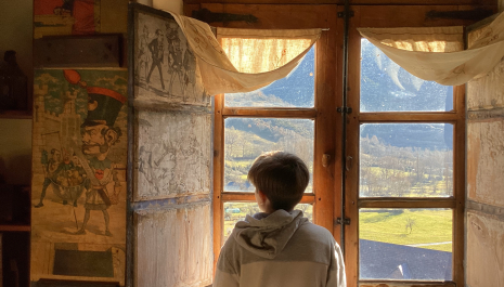Observando el paisaje del Valle de Chistau desde la ventana del museo e imaginando cómo eran los lacuercos.