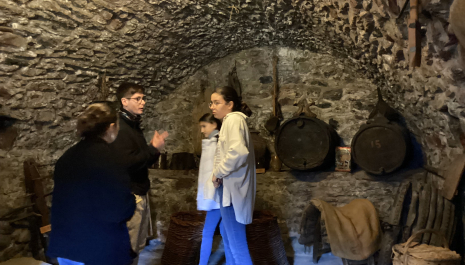 Comenzamos la visita al Museo etnológico en la bodega. Debatimos sobre el uso y función de los objetos expuestos. 