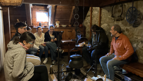 Finalizamos el recorrdio en la cocina donde ponemos en común lo aprendido y lo celebramos haciendo música con los cacharros del fogón.