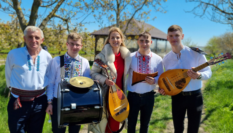 The musical caravan with the great performer Violeta Botezatu (cobza), accompanied by young musicians from the College of Music and Pedagogy in Balti