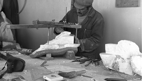 A marble technician working with the pontadoros.