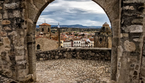 Looking into ancien Cáceres