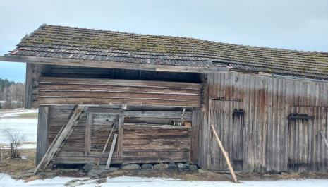 Klootin torpassa avoimet ovet. Klootin luhtiaitan korjaus esille.