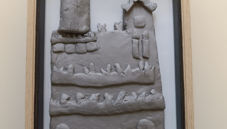 In questa immagine si può vedere la realizzazione del progetto con il Das, l'argilla modellata a mano. Per creare il modello, ho fatto riferimento al disegno in rilievo, toccandolo e utilizzandolo come guida durante il processo.