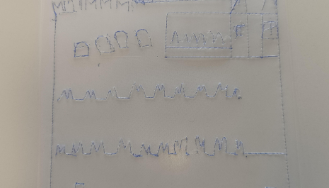 Questo disegno è stato realizzato utilizzando il piano gommato, uno strumento che permette alle persone non vedenti di disegnare. Funziona creando delle linee in rilievo: basta tracciare con una penna su un foglio trasparente appoggiato sulla gomma del piano, e queste linee possono poi essere toccate per formarsi un’idea del disegno.  Per creare questo disegno, ho esplorato con le mani un modellino tridimensionale del Castello del Buonconsiglio, presente al suo interno, e l’ho riprodotto sul foglio utilizza
