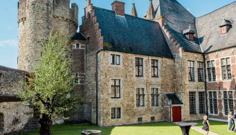 Bezoek de binnenkoer van het Kasteel van Laarne